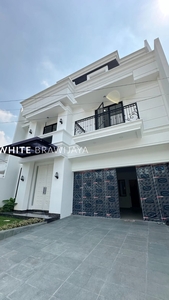 Dijual Rumah Baru 3 Lantai Lingkungan Tenang Area Pondok Indah