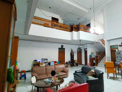 Dijual Rumah Lux Semi Furnished di Tengah Kota Sayap Pajajaran