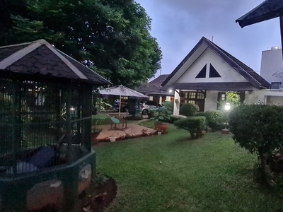 Dijual Rumah Klasik Mewah dengan Taman Asri Hijau dekat Pondok In