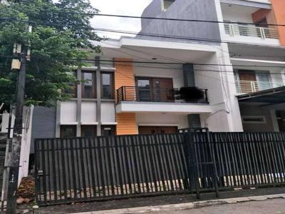 Rumah 2,5 Lantai di Gading Hibrida, Kelapa Gading, Jakarta Utara