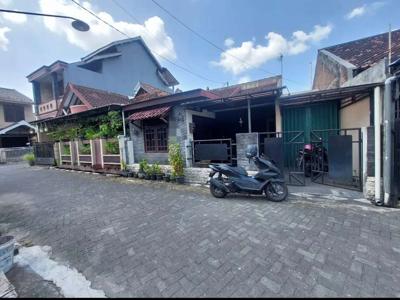 Rumah dalam perumahan timur kotagede