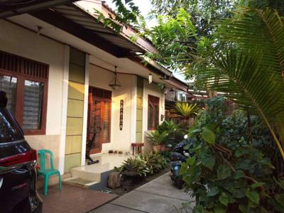 Rumah Pinggir Jalan Raya Lingkungan Asri di AMD Raya Graha Bintaro