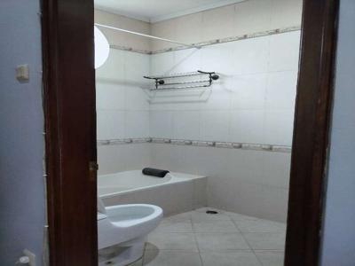 sewa rumah satu lantai kamar banyak