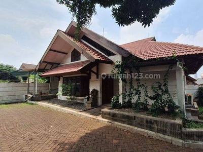 Disewa Rumah Lapang 2 Lantai dengan Kolam Renang di Jatipadang