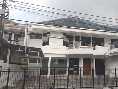 Disewakan Rumah 2 lt di Raya Darmo Permai Surabaya