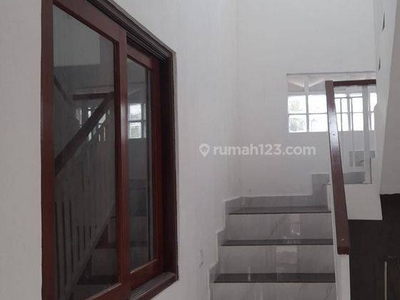 New villa 2 Lantai Baru di Canggu padonan