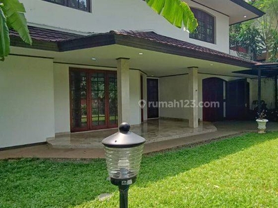 Rumah 2 Lantai Bagus Semi Furnished SHM di Brawijaya, Jakarta Selatan