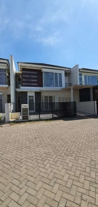 Rumah Bagus 2 Lantai Daerah Manyar Jaya Surabaya