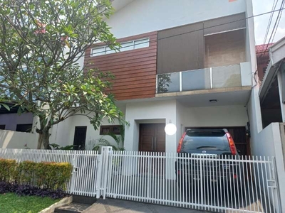 Rumah dijual di Bintaro Jaya Sektor 9 Kolam Renang Pribadi Siap Huni