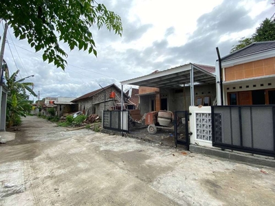Rumah Modern Bonus Pagar Kanopi di Jl Purwomartani