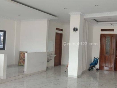 Disewakan Ruko 2 lantai di Jl. Raya Jatiwaringin - Pondok Gede Bekasi