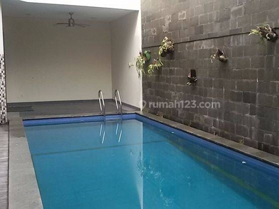 Rumah 2 Lantai Bagus modern dalam perumahan ada kolam renang