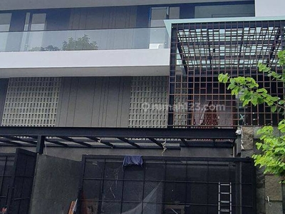 Rumah 3 lantai Pakuwon city Baru Gres Full furnished kolam renang