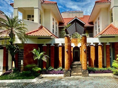 Rumah Klasik Minimalis Semi Furnished di Bukit Golf