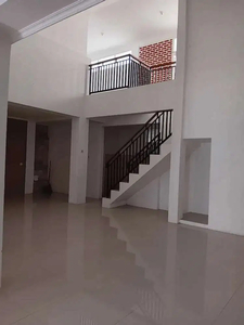 Dijual rumah 2 lantai baru renovasi di Turangga