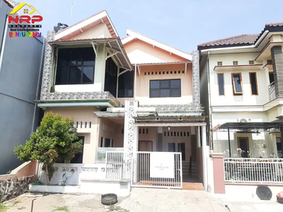 Dijual Rumah Cantik 2 Lantai 100 Meter dari Jl. Kepiting - Banyuwangi
