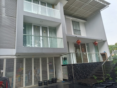Rumah 3 Lantai Siap Huni, Mewah Ada Lift, Citra 6 Boulevard, Kalideres, Jakarta Barat