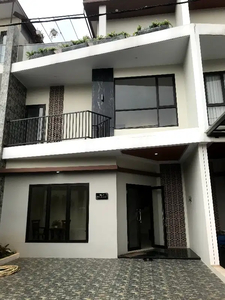Rumah Cantik di Bekasi 3 Lantai + Rooftop, Balkon dan Carport 2 Mobil