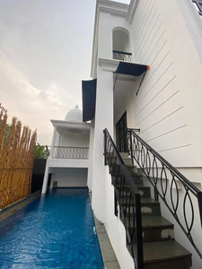 Dijual Rumah Hook Classic Mewah,Swimming Pool Di Puri Bintaro Sektor 9