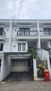 Dijual Rumah Modern Classic 3 Lantai Kesehatan Bintaro Jakarta Selatan