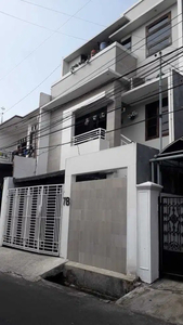 Jual Rumah 3 Lantai 5KT 4KM di Palmerah Jakarta Barat
