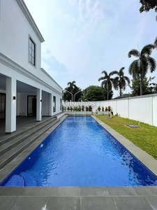 Rumah baru posisi hoek luas 830 meter harga menarik di kebayoran baru