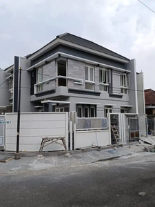 Rumah Minimalis Gress 2LT Tengah Kota dgn Lebar 8 dan ROW 3 Mobil