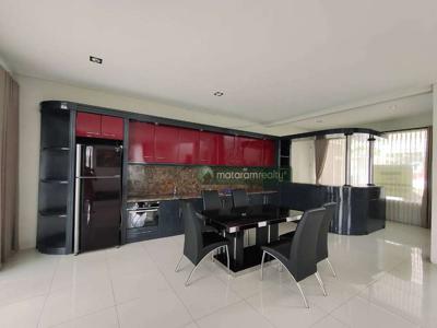 Disewakan Rumah 3 Lantai Semi Furnished Resort Dago Pakar