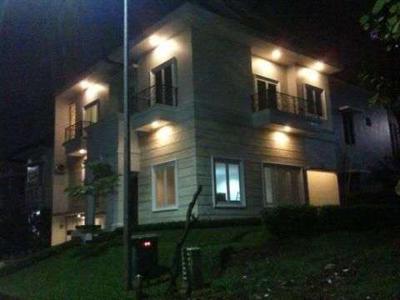 Disewakan Rumah Mewah Siap Huni di The Green BSD 4+1BR