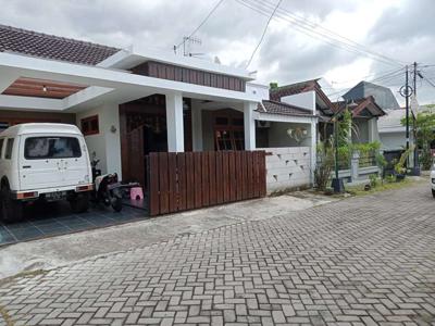 Rumah Istimewa Minimalis Dengan Pintu Gebyok Dalam Perumahan Di Kwaras
