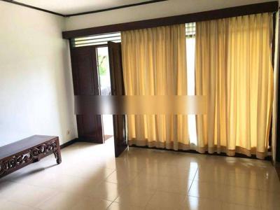 Rumah Menteng, lokasi strategis, ada pool,unit luas