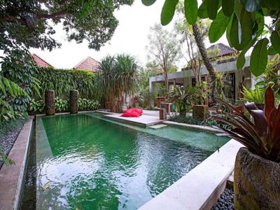Villa dijual, 5 bedrooms, lahan 1.200m2, di dekat Seminyak, Bali.