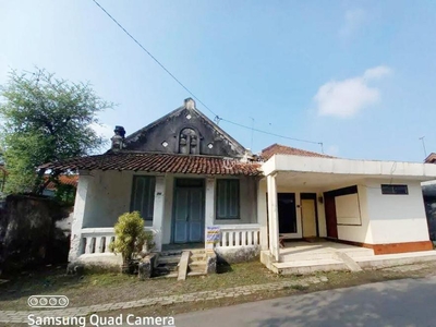 Dijual Rumah Tua Hitung Tanah Saja Luas 480m2 di Pusat Kota Kabupaten Jombang Dekat RSUD Kabupaten Jombang AlunAlun Jombang Linggajati Plaza - Jombang