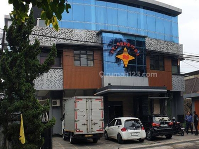 Gedung Kantor 3 Lantai ada Lift dan Basement di Jl. Maskumambang Bandung