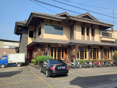 Rumah Hook Komersial Strategis Pinggir Jalan Utama Bintaro