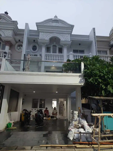 Disewa Rumah di PIK Lt 8x20m, 3 Lantai, Semi furnished build in kitchn