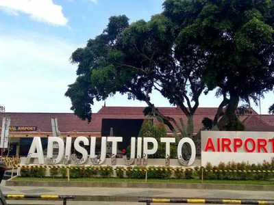 Mangku Jalan Aspal, Timur Bandara Adisucipto, Tanah Sleman