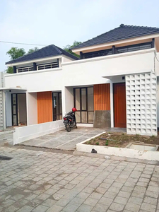 Rumah baru siap bangun area perumahan Azarine Cluster Ngoro