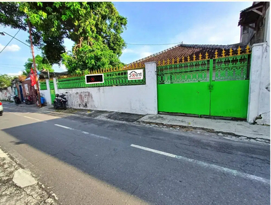 Rumah Lama Tengah Kota dekat Jalan Raya di Laweyan Surakarta (TN)