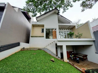 Rumah Modern Dengan Taman Depan Asri di Villa Cinere Mas