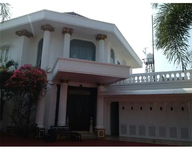 Rumah Pinggir Jalan Raya Strategis Dekat Tol Jati Warna