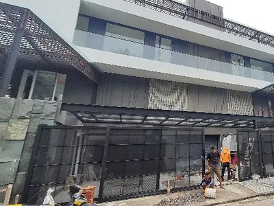 Sewa rumah baru pakuwon city 3 lantai plus rooftop kolam renang