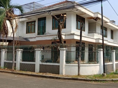 Dijual rumah hoek Kirana luas 299m, jarang ada, timur selatan kel