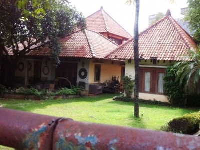 Rumah Siap Huni,lokasi oke,halaman depan luas di kesehatan Jakarta Selatan