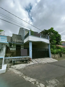 Dijual rumah 2 lantai daerah bunga bunga kota malang