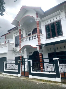 Dijual Rumah dalam Perumahan Luas 250m² Dua Lantai di Jogja