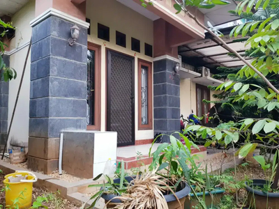 Dijual Rumah dengan halaman luas di Kemang Pratama,Bekasi
