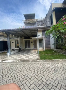 Dijual Rumah Flamboyan Raya Medan harga ( 2,5 M )Bangunan 2,5 Lantai