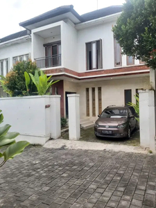 DISEWAKAN RUMAH BAGUS DI ALLANA KEROBOKAN FURNISHED AREA NYAMAN