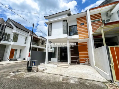 Rumah 2 lantai lokasi dalam perumahan jl Arumba